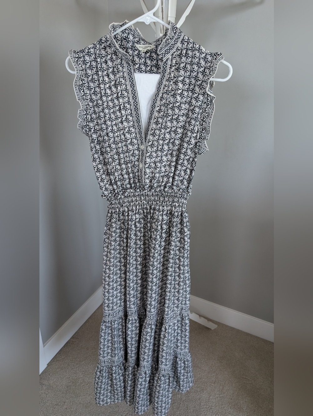 Max Studio Black and White Printed V‑Neck Sleeveless Maxi Dress